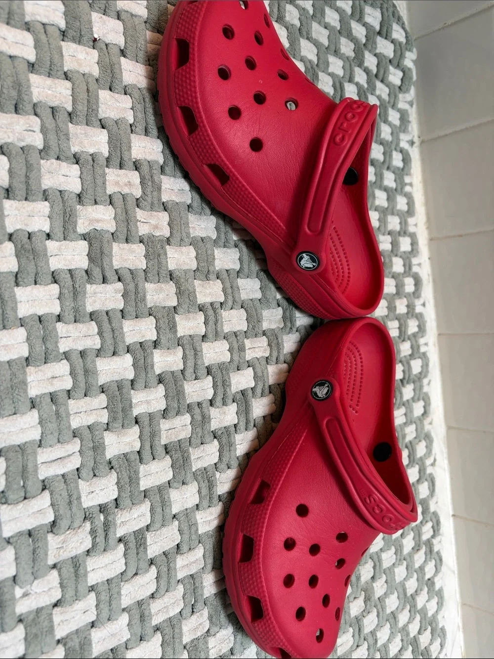 CROCS Classic Clogs in Red men’s size 5 women’s size 7